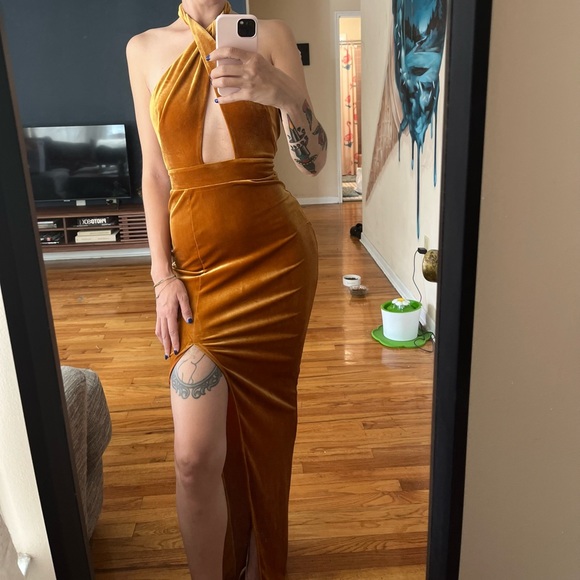 NWT Michael Costello x Revolve velvet halter dress - Picture 2 of 4